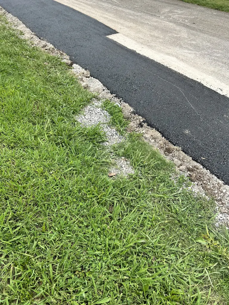 Finished asphalt edge running beside a driveway in Knoxville, Tennessee