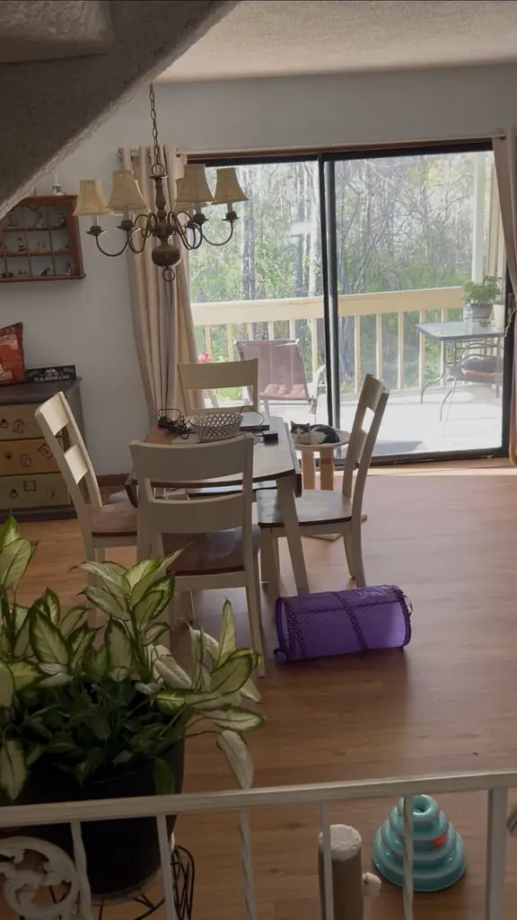 Finished hardwood running through the dining area in Knoxville, Tennessee